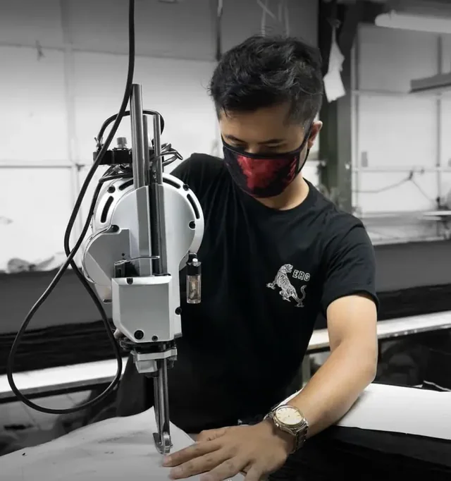 Proses potong bahan di Youniform