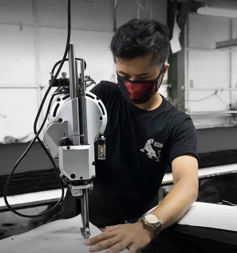 Proses potong bahan di Youniform